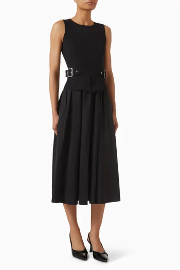 فستان بحزام وظهر مكشوف