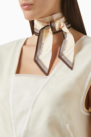 وشاح بنقشة مربعات وشعار الماركة حرير