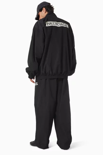 جاكيت رياضي بقصة فضفاضة قليلاً وشعار الماركة بتصميم شريط لاصق قطن بوبلين معالج