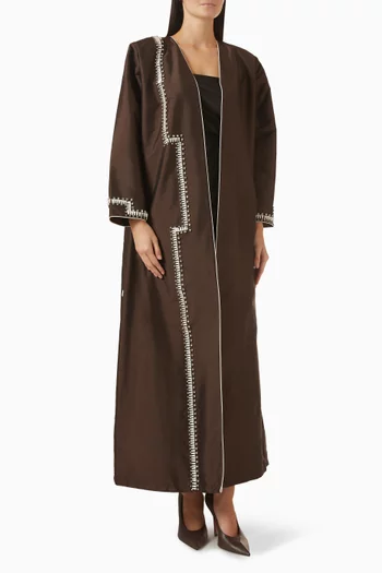 عباية بحواف مزينة باللؤلؤ