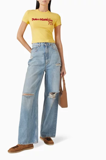 تي شيرت بفتحة رقبة مستديرة وشعار الماركة مزيج قطن