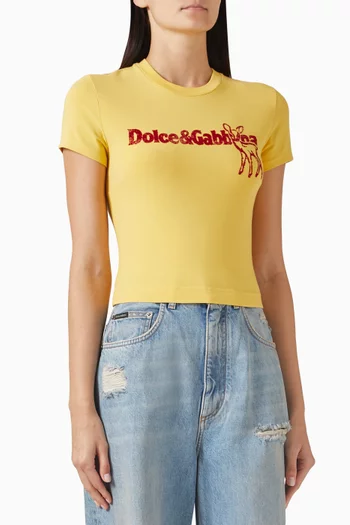 تي شيرت بفتحة رقبة مستديرة وشعار الماركة مزيج قطن