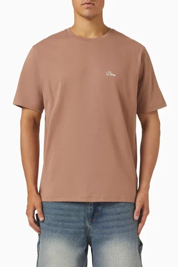 تي شيرت بشعار الماركة بخط يدوي صغير قطن