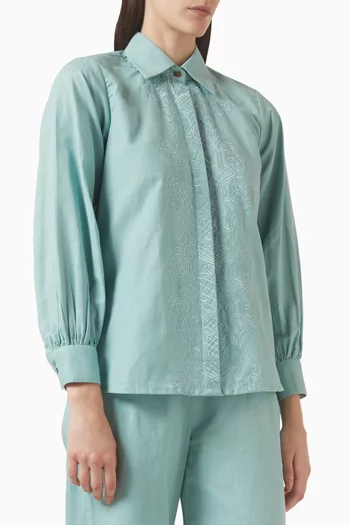 قميص مزين بتطريزات