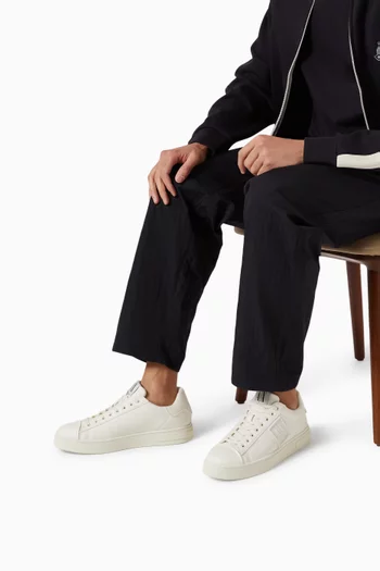 سنيكرز بشعار الماركة على الجانب جلد صناعي