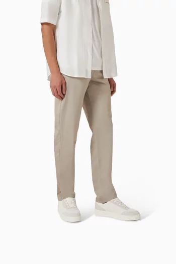 سنيكرز مزين بالكامل بشعار الماركة