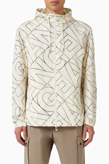 جاكيت بغطاء رأس بسحّاب وشعار الماركة