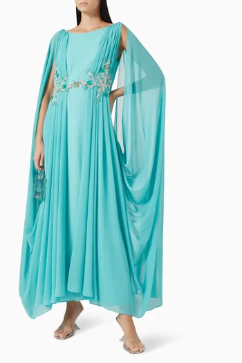 فستان طويل بفتحة رقبة على شكل قارب وتطريزات