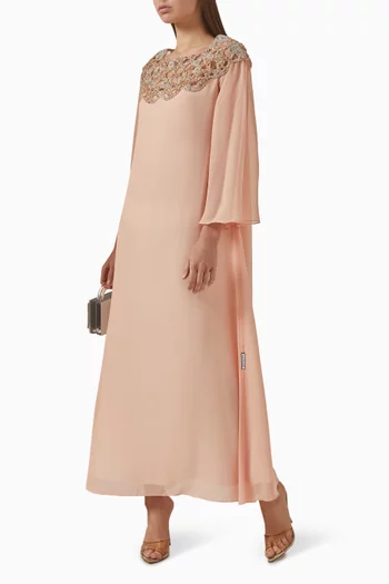 فستان طويل بقصة على شكل حرف A وتطريزات بالكريستال