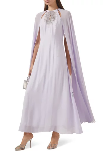 فستان طويل بأكمام كاب وتطريزات