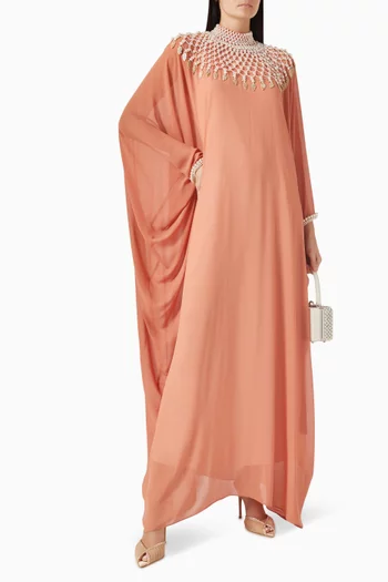 فستان طويل مزين بتطريزات باللؤلؤ