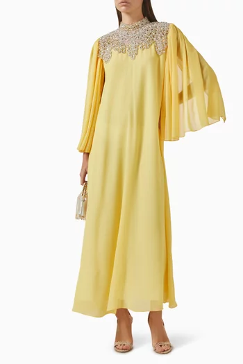 فستان طويل بياقة عالية وتطريزات