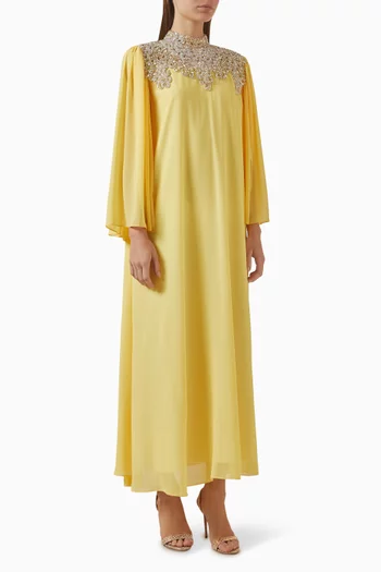 فستان طويل بياقة عالية وتطريزات