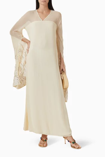 فستان مزين بتطريزات بالريش