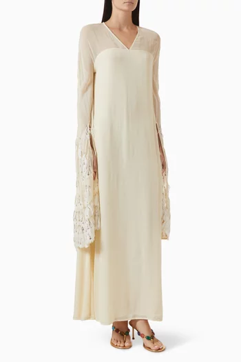 فستان مزين بتطريزات بالريش