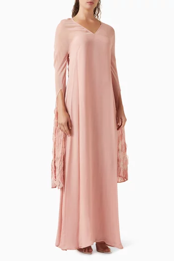 فستان بحواف مزينة بتطريزات وريش