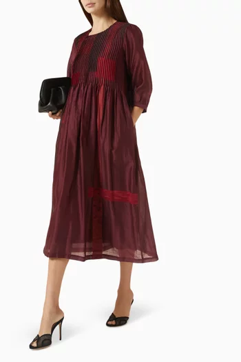 فستان متوسط الطول بطيّات