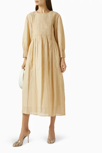 فستان متوسط الطول بطيّات