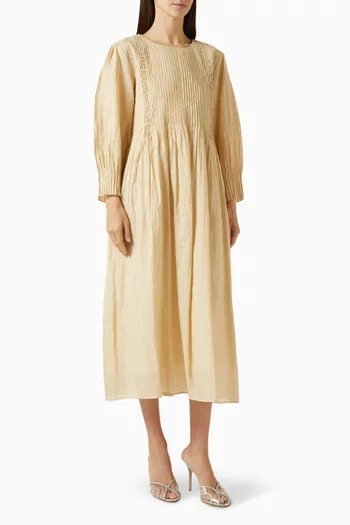 فستان متوسط الطول بطيّات