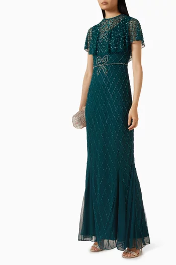 فستان سهرة بشال وتطريزات