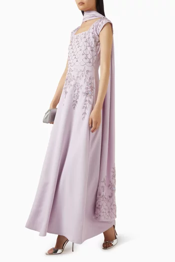 فستان سهرة بشال وتطريزات