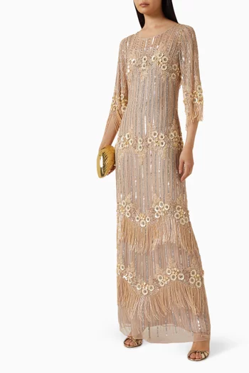 فستان سهرة مزين بتطريزات وشرّابات