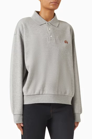 تي شيرت بفتحة رقبة بياقة عالية ورقعة بشعار الماركة جلد للجنسين