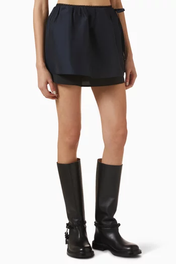 تنورة قصيرة بطبقات متعددة