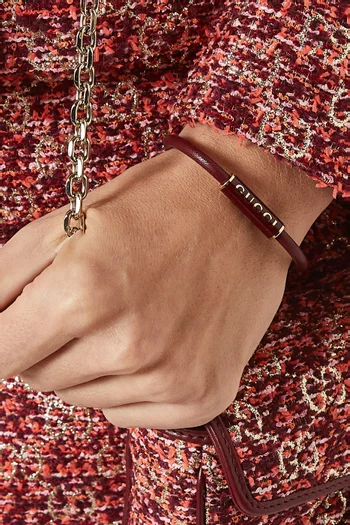 سوار بشعار الماركة مينا وجلد