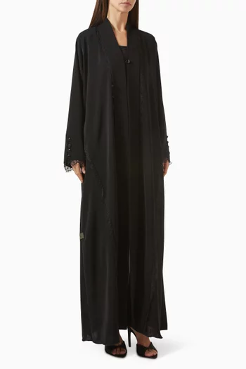 عباية بأشرطة دانتيل