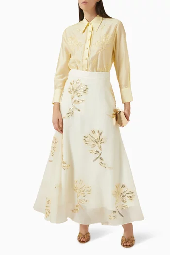 تنورة طويلة مزينة بتطريزات بأحجار الراين