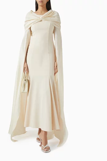 فستان طويل بأكمام كاب