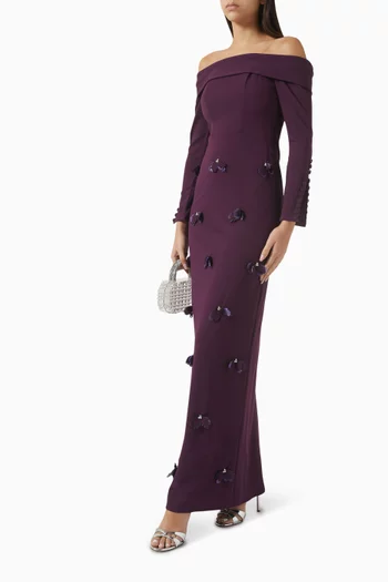 فستان طويل بأكتاف مكشوفة