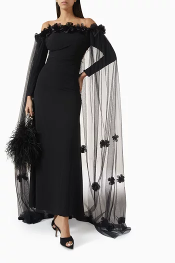 فستان طويل بأكتاف مكشوفة