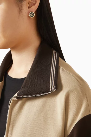 أقراط بشكل شعار الماركة مطلية بمينا