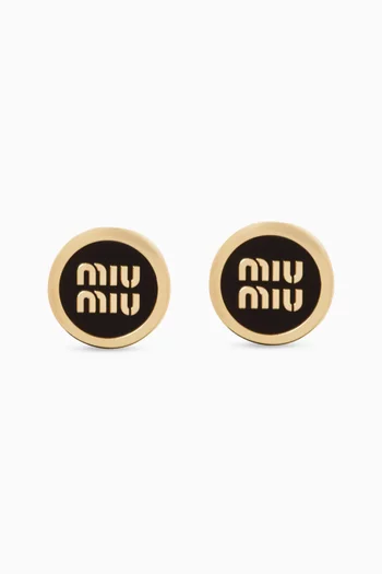 أقراط بشكل شعار الماركة مطلية بمينا