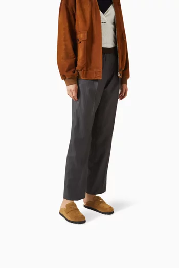 حذاء مفتوح من الخلف بشعار الماركة شمواه