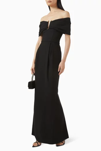 فستان طويل بأكتاف مكشوفة