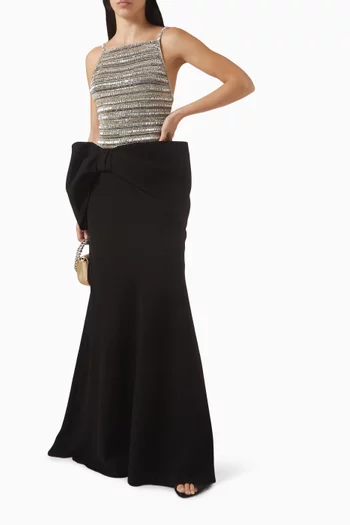 فستان طويل بصدرية شفافة مزينة بالخرز