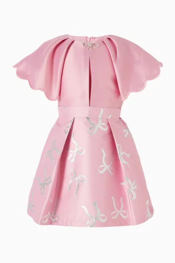 تنورة بطيّات ونقشة عقد