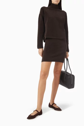 بلوزة بياقة عالية