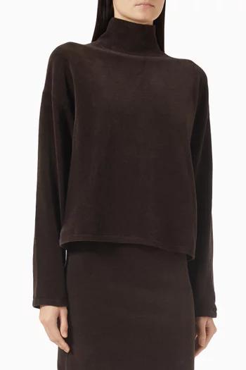 بلوزة بياقة عالية