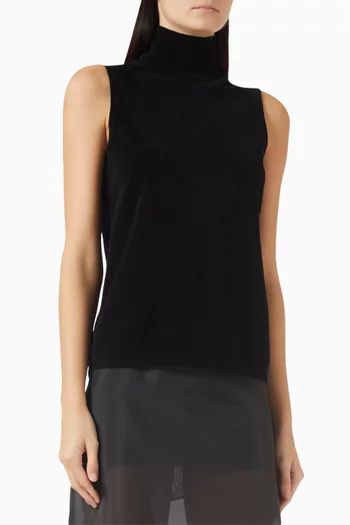 بلوزة بياقة عالية