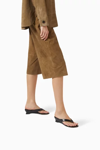 حذاء مفتوح بسيور رفيعة وكعب ويدج صغير جلد