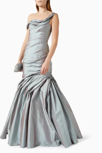 فستان طويل بأكتاف مكشوفة