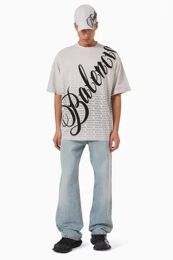 تي شيرت بقصة فضفاضة قليلاً بشعار الماركة بحجم كبير جيرسيه سريع الجفاف