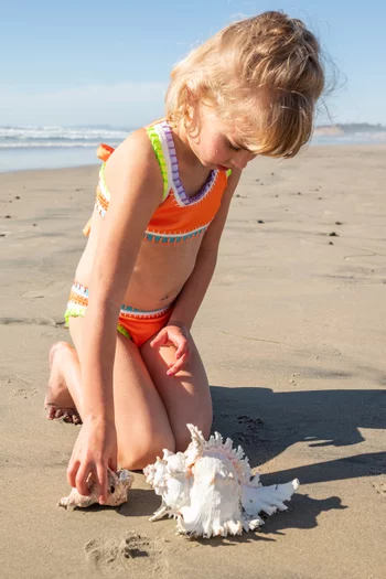 طقم بيكيني مطرز بقوس قزح رياضي