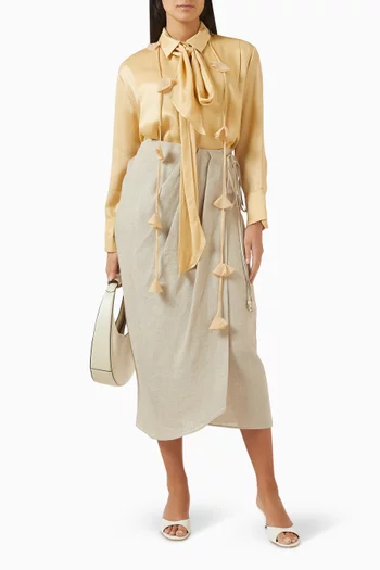 قميص برباط بعقدة وشرّابات