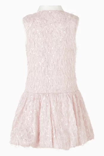 فستان بنمط قميص مطرز بالترتر ومزين بالريش 