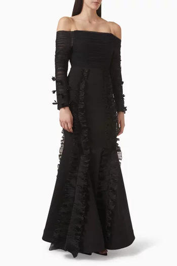 فستان بكشكش وأكتاف مكشوفة